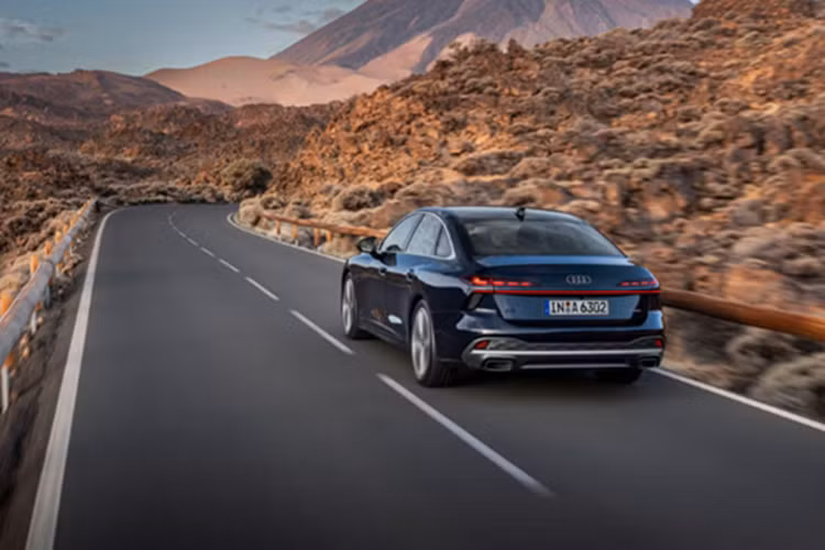 Tại thị trường Mỹ, dù chịu ảnh hưởng từ mức thuế nhập khẩu 25%, Audi vẫn xác nhận sẽ phân phối A6 thế hệ mới từ nửa cuối năm 2025. Với sự kết hợp giữa phong cách thiết kế tinh tế, công nghệ hiện đại và khả năng vận hành vượt trội, A6 2025 hứa hẹn sẽ tiếp tục là lựa chọn hàng đầu trong phân khúc sedan hạng sang.