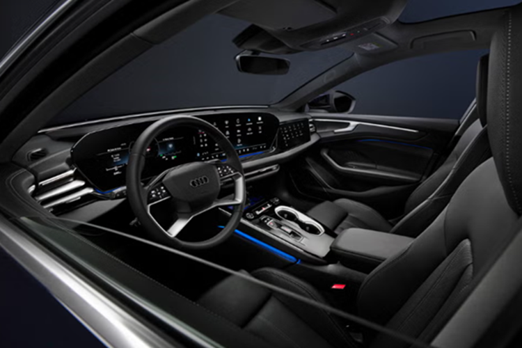Khoang cabin của A6 mới mang đậm tính công nghệ với bảng đồng hồ kỹ thuật số 11,9 inch, màn hình cảm ứng trung tâm 14,5 inch và tùy chọn màn hình phụ 10,9 inch cho hành khách phía trước. Ngoài ra, xe còn hỗ trợ màn hình hiển thị trên kính lái HUD, hệ thống âm thanh Bang &amp; Olufsen 20 loa, điều hòa tự động 4 vùng và tính năng hỗ trợ đóng cửa tự động.