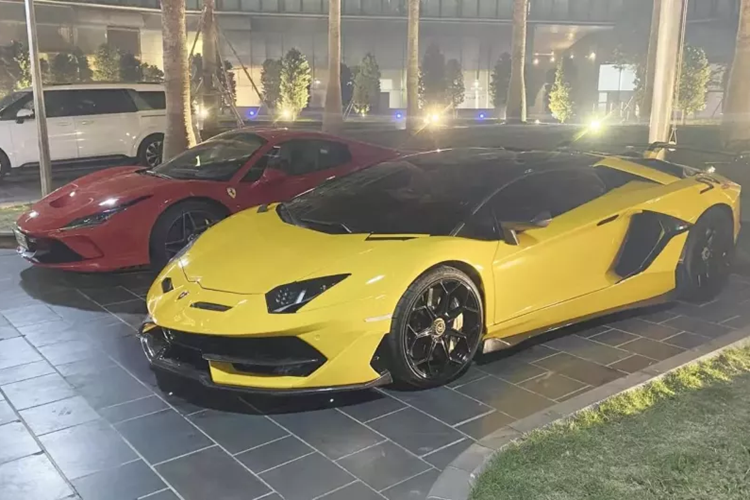 Vào tối hôm qua, ngày 15/1 vừa qua, tại khách sạn JW Marriott ở Hà Nội đã diễn ra 1 sự kiện đặc biệt, thu hút rất nhiều doanh nhân cũng như các tay chơi siêu xe Hà Nội xuất hiện. Tại bãi đỗ xe, không hiếm để bắt gặp các mẫu siêu xe của Lamborghini, Ferrari lắp đầy.