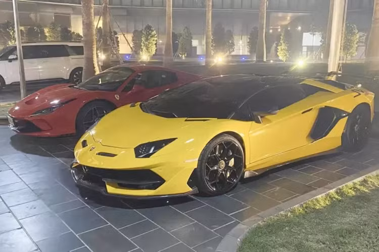 Vào tối hôm qua, ngày 15/1 vừa qua, tại khách sạn JW Marriott ở Hà Nội đã diễn ra 1 sự kiện đặc biệt, thu hút rất nhiều doanh nhân cũng như các tay chơi siêu xe Hà Nội xuất hiện. Tại bãi đỗ xe, không hiếm để bắt gặp các mẫu siêu xe của Lamborghini, Ferrari lắp đầy.