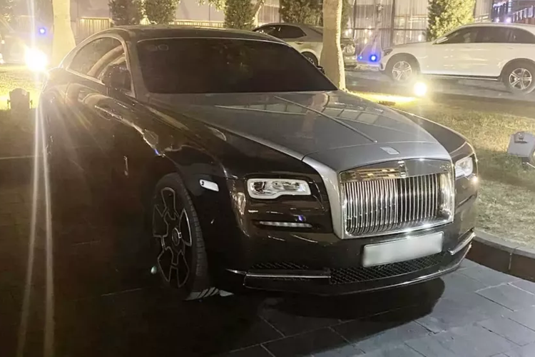 Về siêu xe Ferrari 812 Superfast, nó được trang bị động cơ hút khí tự nhiên V12, dung tích 6.5 lít, sản sinh công suất tối đa 789 mã lực tại vòng tua máy 8.500 vòng/phút và mô-men xoắn cực đại 718 Nm tại vòng tua máy 7.000 vòng/phút.