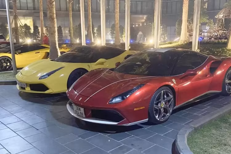 Ngoài siêu xe Ferrari 812 Superfast ra, dàn siêu xe này còn có Ferrari F8 Spider, Ferrari 488 GTB màu đỏ và vàng hay Lamborghini Aventador LP700-4 Roadster độ body kit bản giới hạn SVJ Roadster góp mặt, bên cạnh chiếc coupe siêu sang Rolls-Royce Wraith hay Bentley Bentayga. 