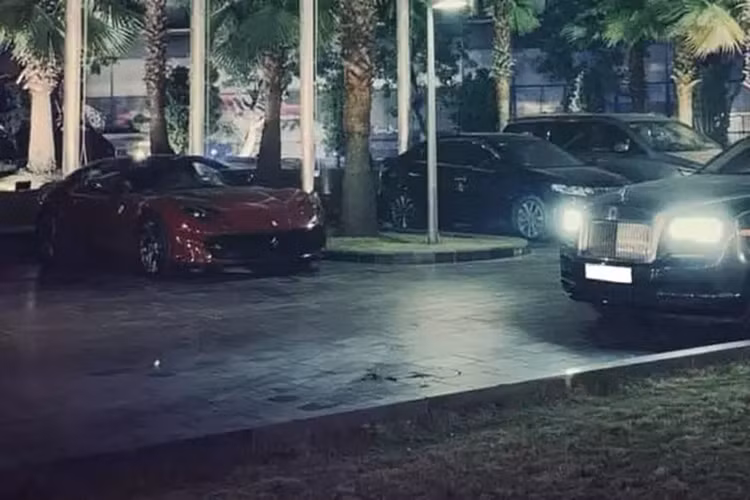 Động cơ kết hợp cùng hộp số tự động ly hợp kép 7 cấp được thiết kế lại để cho thời gian sang số nhanh hơn rất nhiều, nhờ đó, siêu xe Ferrari 812 Superfast chỉ mất thời gian trong vòng 2,9 giây để tăng tốc từ vị trí xuất phát lên 100 km/h trước khi đạt vận tốc tối đa 340 km/h.