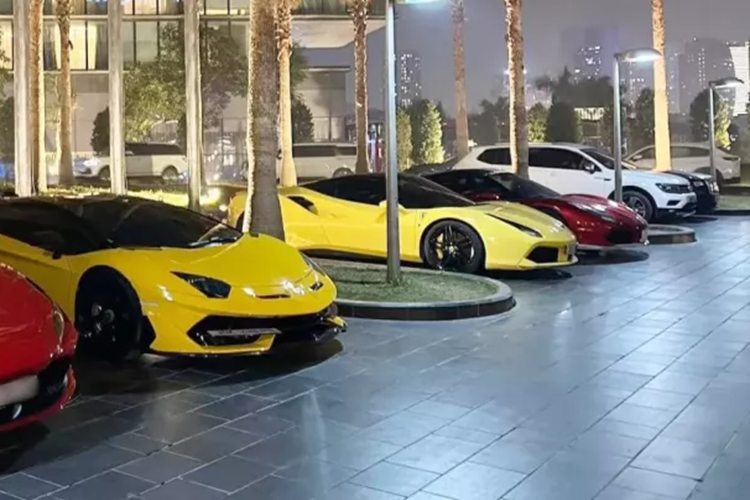 Hiện chưa rõ mức giá lăn bánh dành cho chiếc siêu xe Ferrari 812 Superfast này, chỉ biết rằng, tại thị trường nước ngoài, "siêu ngựa" này có giá khởi điểm 335.275 đô la, tương đương 7,76 tỷ đồng chưa bao gồm các tuỳ chọn, cũng như các mức thuế khác nhau khi nhập về Việt Nam.