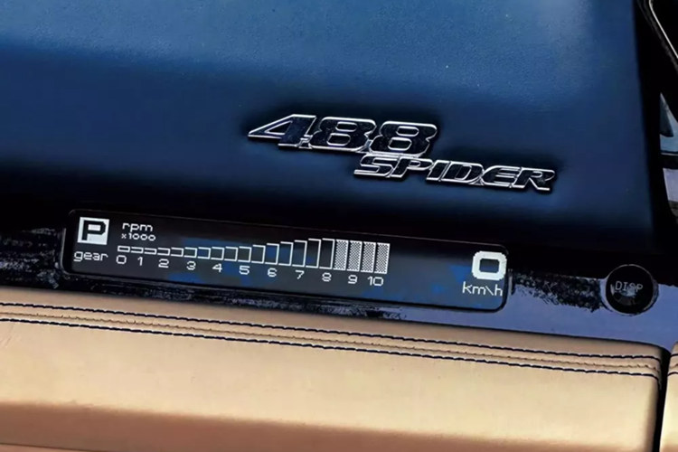 Siêu xe Ferrari 488 Spider vẫn sở hữu động cơ V8, tăng áp kép, dung tích 3.9 lít, sản sinh công suất tối đa 661 mã lực tại và mô-men xoắn cực đại 760 Nm tương tự như bản Coupe.