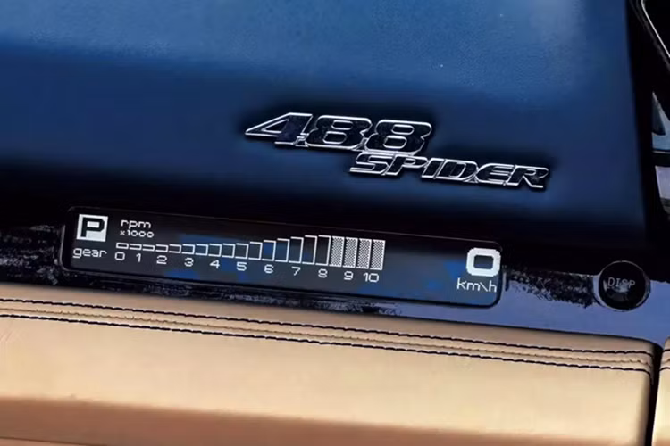 Siêu xe Ferrari 488 Spider vẫn sở hữu động cơ V8, tăng áp kép, dung tích 3.9 lít, sản sinh công suất tối đa 661 mã lực tại và mô-men xoắn cực đại 760 Nm tương tự như bản Coupe.