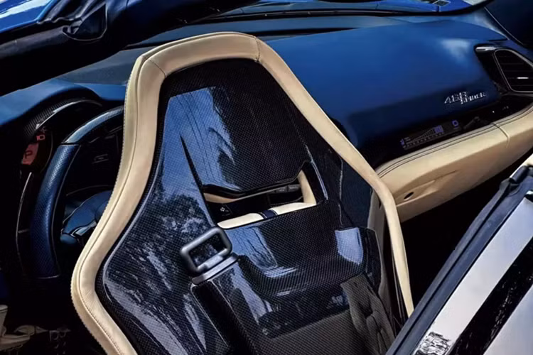 Trước mặt ghế phụ có 1 màn hình nhỏ thể hiện tốc độ cùng nhiều thông số khác. Điểm khác biệt so với siêu xe Ferrari 488 GTB, phần mui xếp cứng của Ferrari 488 Spider có thể dễ dàng đóng hoặc mở trong thời gian từ 14 đến 16 giây.