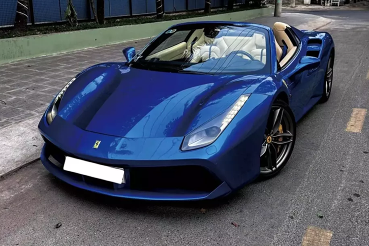Ferrari 488 tại Việt Nam là siêu xe đầu tiên áp dụng hệ truyền động tăng áp, thay vì hút khí tự nhiên như đàn anh 458, chính vì vậy, khi ra mắt nó đã nhanh chóng nhận được sự quan tâm. Tính đến thời điểm này, đã có gần 20 xe được nhập về nước với các bản GTB, Spider, Pista và Pista Spider.