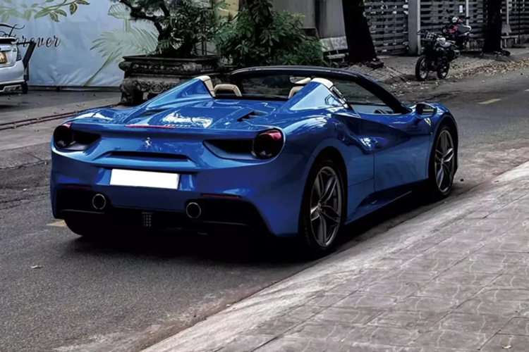 Trong đó, chỉ có 3 chiếc Ferrari 488 Spider mui trần xuất hiện, và mới đây, xe mang ngoại thất màu xanh dương đã tái xuất sau nhiều năm ở ẩn. Là 1 trong 3 chiếc xe Ferrari 488 Spider được nhập về Việt Nam trong suốt gần 10 năm qua, tuy nhiên, đây cũng là xe duy nhất sở hữu màu xanh dương.