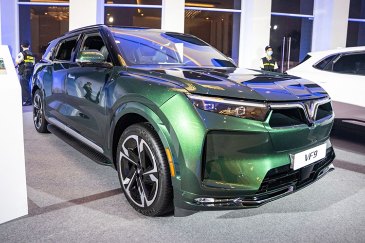 SUV điện Vinfast VF9 cũng được trang bị sạc nhanh DC giúp tăng dung lượng pin từ mức 10% lên 70% chỉ trong 26 phút.