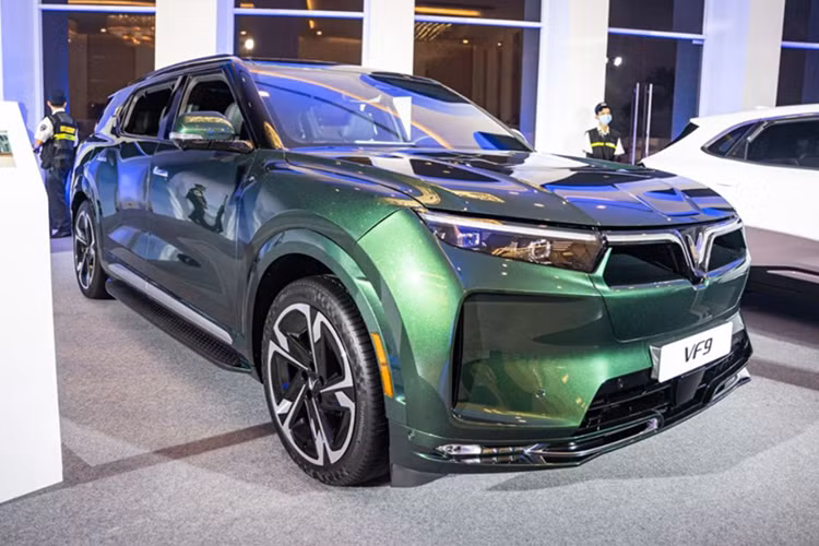 SUV điện Vinfast VF9 cũng được trang bị sạc nhanh DC giúp tăng dung lượng pin từ mức 10% lên 70% chỉ trong 26 phút.