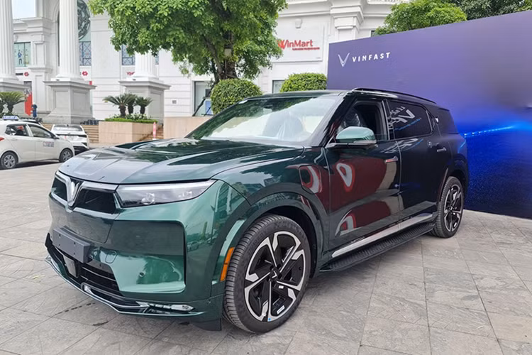 Mẫu SUV điện cao cấp Vinfast VF9 được trang bị động cơ điện công suất tối đa lên tới 300kW (402 mã lực) và mô-men xoắn cực đại 620Nm. Bộ pin của VF9 có dung lượng lên tới 92 kWh cho quãng đường di chuyển khoảng 438 km sau mỗi lần sạc đầy đối với phiên bản Eco và 423 km đối với phiên bản Plus (theo tiêu chuẩn WLTP).