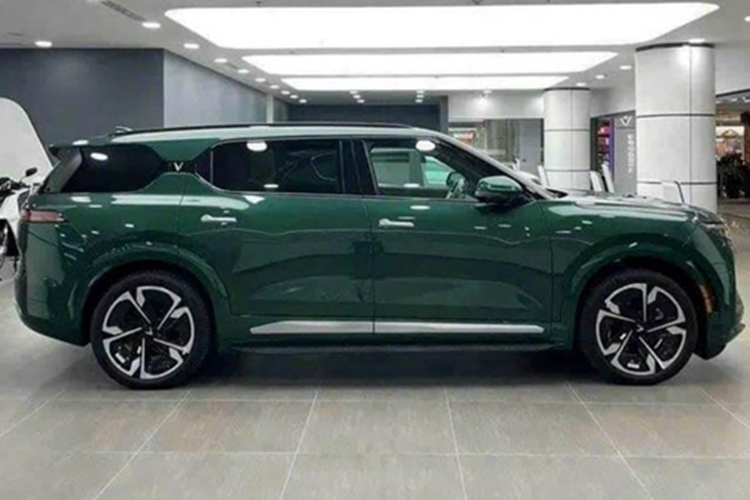 VinFast VF9 cuả Shark Lê Hùng Anh lựa chọn là dòng SUV thuần điện cao cấp nhất thương hiệu VinFast. Xe có kích thước tổng thể dài x rộng x cao tương ứng là 5.118 x 2.254 x 1.696 mm. Mẫu SUV được cung cấp với 2 phiên bản Eco và Plus. Tuy nhiên, không rõ chiếc xe Shark Hùng Anh mua thuộc bản nào.