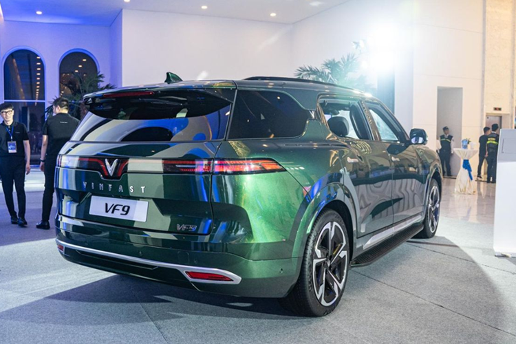 Ngoài VinFast VF9, trước đó, doanh nhân Lê Hùng Anh đã sở hữu hàng loạt xe sang có giá trị như: Lexus LX 600, Porsche Panamera, BMW 740Li hay Lexus LX 570 Super Sport, Toyota Land Cruiser.