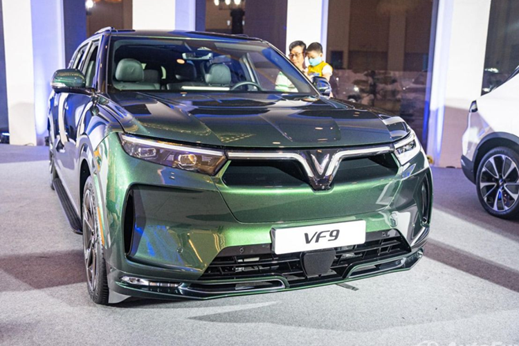 VinFast VF9 sở hữu những tính năng an toàn hàng đầu như: 11 túi khí, hệ thống phát hiện người ngồi trên ghế sau, phanh khẩn cấp tự động nâng cao (AEB) trong thành phố/khu đô thị, phanh khẩn cấp với người đi bộ, cảnh báo va chạm phía trước (FCW), cảnh báo chệch làn đường (LDW) và hỗ trợ giữ làn đường (LKA).