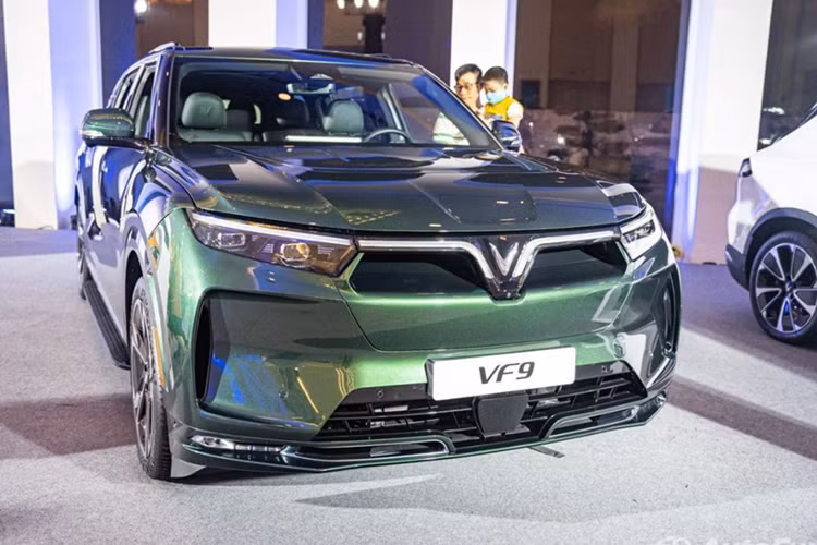 VinFast VF9 sở hữu những tính năng an toàn hàng đầu như: 11 túi khí, hệ thống phát hiện người ngồi trên ghế sau, phanh khẩn cấp tự động nâng cao (AEB) trong thành phố/khu đô thị, phanh khẩn cấp với người đi bộ, cảnh báo va chạm phía trước (FCW), cảnh báo chệch làn đường (LDW) và hỗ trợ giữ làn đường (LKA).