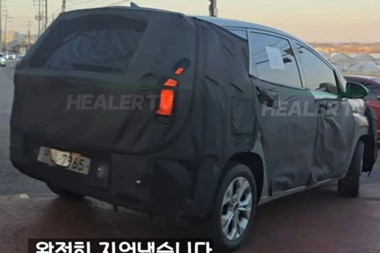 Các đường nét ở khu vực thân xe vẫn giữ nguyên như cũ. Tuy nhiên, nhiều khả năng mẫu MPV này sẽ được trang bị một bộ mâm mới. Hiện chưa rõ các thay đổi bên trong khoang cabin của Hyundai Stargazer mới. Tuy nhiên, có thể kỳ vọng mẫu xe này sẽ được nâng cấp về kích thước màn hình, phần mềm cập nhật mới và vật liệu hoàn thiện.