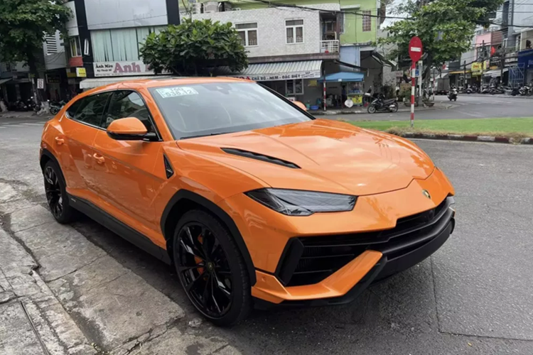 Khá thú vị đây cũng là chiếc siêu SUV Lamborghini Urus S đầu tiên ở Đà Nẵng, ngoài ngoại thất màu cam, doanh nhân này cũng chọn tông màu nội thất là cam và đen khá đẹp mắt. Hiện chưa rõ là chủ nhân có ý định đăng ký biển đấu giá cho chiếc Lamborghini Urus S này hay không.