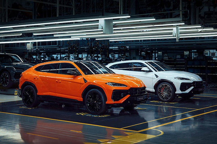 Nhờ sức mạnh ấn tượng trên, mà phiên bản nâng cấp giữa vòng đời Lamborghini Urus S chỉ cần thời gian 3,5 giây để tăng tốc từ vị trí xuất phát lên 100 km/h, nhanh hơn 0,1 giây so với bản tiêu chuẩn, xe đua nước rút từ 0-200 km/h chỉ trong 12,5 giây trước khi đạt tốc độ tối đa 305 km/h