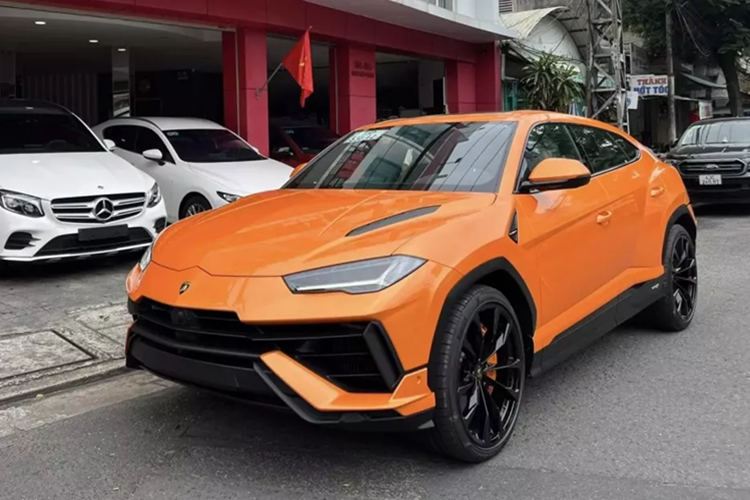 Chiếc Lamborghini Urus S tại Đà Nẵng này là phiên bản nâng cấp giữa vòng đời của 1 trong những chiếc siêu SUV hot nhất thế giới, và nó nhanh chóng lọt vào mắt xanh của 1 doanh nhân Đà Nẵng, nên anh đã nhanh chóng đặt mua 1 chiếc, với tông màu cam.