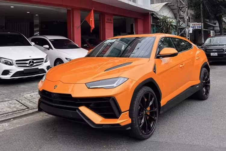 Chiếc Lamborghini Urus S tại Đà Nẵng này là phiên bản nâng cấp giữa vòng đời của 1 trong những chiếc siêu SUV hot nhất thế giới, và nó nhanh chóng lọt vào mắt xanh của 1 doanh nhân Đà Nẵng, nên anh đã nhanh chóng đặt mua 1 chiếc, với tông màu cam.