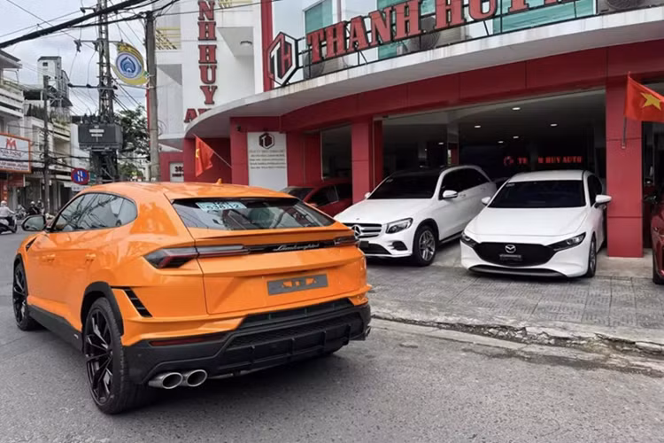 Chiếc siêu SUV Lamborghini Urus của doanh nhân Đà Nẵng thuộc bản S, tức nâng cấp giữa vòng đời, với những thay đổi khác biệt ở cản trước/sau, ống xả và bộ mâm theo xe. Ngoài ra, logo Urus S xuất hiện trên nẹp sườn, ngay trước bánh sau, cũng là dấu hiệu nhận biết rõ nhất.