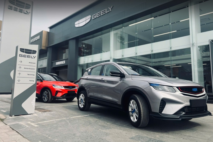 Theo đó, hai chiếc xe SUV Geely Coolray 2025 tại Hà Nội này thuộc hai phiên bản khác nhau do đó chúng sở hữu thiết kế và trang bị khác nhau.