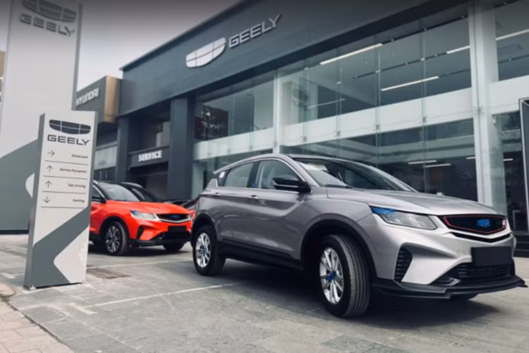 Theo đó, hai chiếc xe SUV Geely Coolray 2025 tại Hà Nội này thuộc hai phiên bản khác nhau do đó chúng sở hữu thiết kế và trang bị khác nhau.