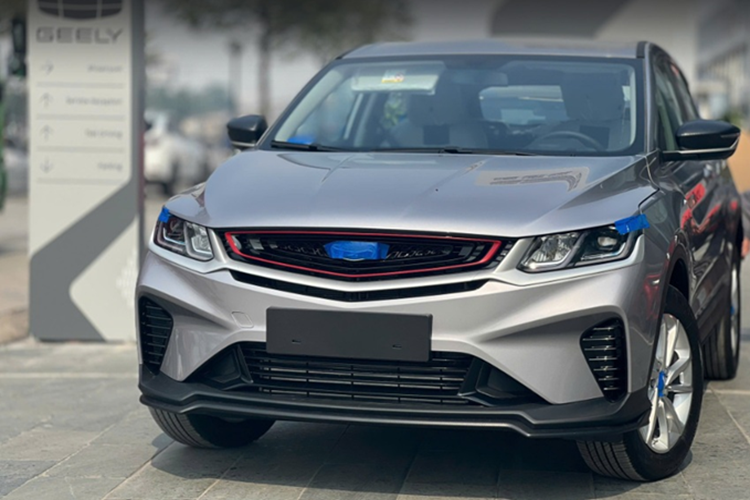 Trái ngược lại, chiếc Geely Coolray màu bạc thuộc bản thấp hơn nên xe có cánh gió nhỏ hơn, đi cùng bộ mâm 17 inch đơn sắc.