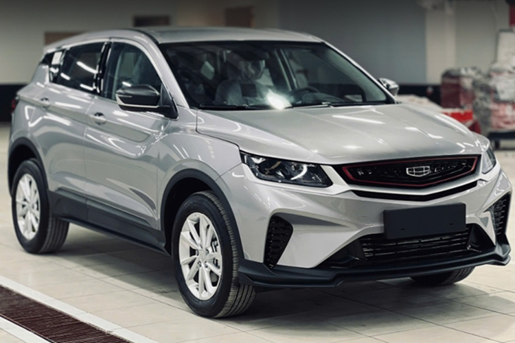 Cả hai phiên bản này đều có hệ thống ống xả kép hầm hố, giúp xe trông khỏe khoắn hơn. Về nội thất, bên trong khoang cabin của Geely Coolray nổi bật với các tiện ích như: màn hình kỹ thuật số 7 inch sau vô lăng; màn hình cảm ứng trung tâm 10,25 inch; cần số điện tử, phanh tay điện tử, điều hòa tự động hai vùng và ghế thể thao.