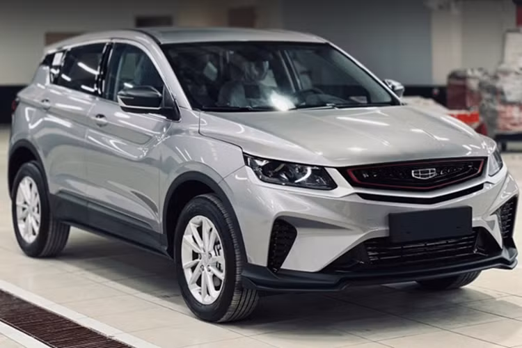 Cả hai phiên bản này đều có hệ thống ống xả kép hầm hố, giúp xe trông khỏe khoắn hơn. Về nội thất, bên trong khoang cabin của Geely Coolray nổi bật với các tiện ích như: màn hình kỹ thuật số 7 inch sau vô lăng; màn hình cảm ứng trung tâm 10,25 inch; cần số điện tử, phanh tay điện tử, điều hòa tự động hai vùng và ghế thể thao.