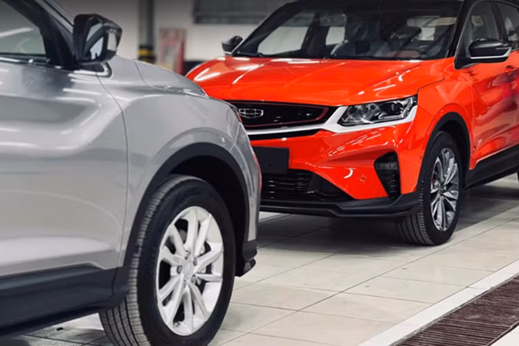 Theo đại lý, 123 khách hàng đặt xe Geely Coolray sớm sẽ được đại lý tặng 2 năm bảo hiểm thân vỏ, 3 năm bảo dưỡng miễn phí và một số quà tặng khác khi nhận xe. Giá dự kiến của mẫu xe này dao động từ khoảng 538 triệu đồng. 