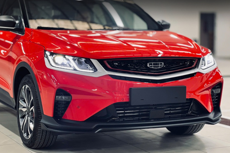 Chiếc Coolray màu đỏ thuộc phiên bản cao cấp. Xe có ngoại hình thể thao, hiện đại với cánh gió lớn, bộ mâm phay hai tông màu 18 inch. Bản cao cấp này còn có cửa sổ trời toàn cảnh. Chưa hết, hệ thống camera và radar xuất hiện trên phiên bản này cho thấy xe có thể được trang bị các tính năng hỗ trợ lái tiên tiến (ADAS).