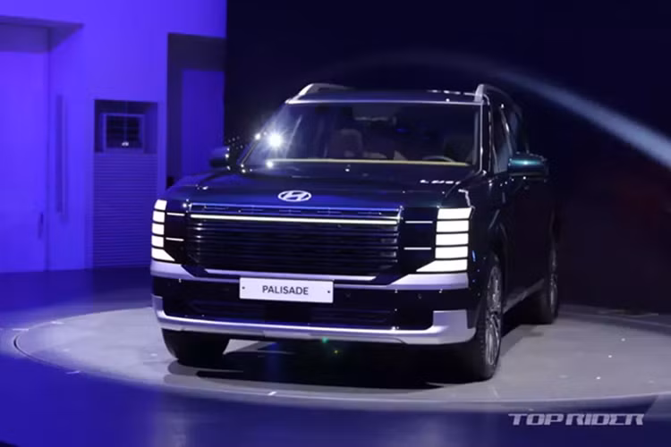 Như thông tin đã đưa, đây là dòng xe Hyundai Palisade thế hệ thứ hai. Ở thế hệ mới, xe chẳng những được thay đổi thiết kế mà còn có thêm động cơ hybrid và phiên bản 9 chỗ. Nhờ đó, mẫu SUV cỡ lớn này đã được 33.567 người đặt cọc ngay trong ngày mở bán.