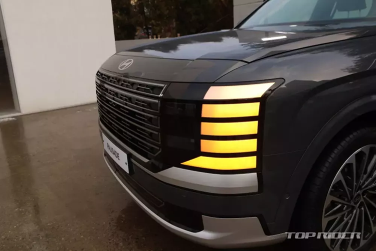 Không dừng ở đó, mẫu xe Hàn Quốc còn được áp dụng phong cách thiết kế vuông vức và cao cấp hơn trước. Xe được bổ sung những chi tiết ngoại thất mới như lưới tản nhiệt cỡ lớn với các nan nằm ngang, cụm đèn pha và đèn LED định vị ban ngày nằm dọc. Bên cạnh đó là hốc bánh, baga nóc và vành la-zăng mới cùng các cột thẳng đứng hơn.