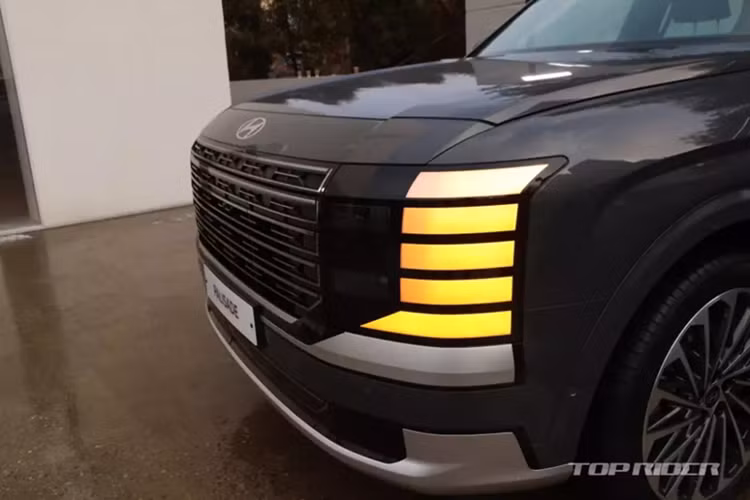 Không dừng ở đó, mẫu xe Hàn Quốc còn được áp dụng phong cách thiết kế vuông vức và cao cấp hơn trước. Xe được bổ sung những chi tiết ngoại thất mới như lưới tản nhiệt cỡ lớn với các nan nằm ngang, cụm đèn pha và đèn LED định vị ban ngày nằm dọc. Bên cạnh đó là hốc bánh, baga nóc và vành la-zăng mới cùng các cột thẳng đứng hơn.