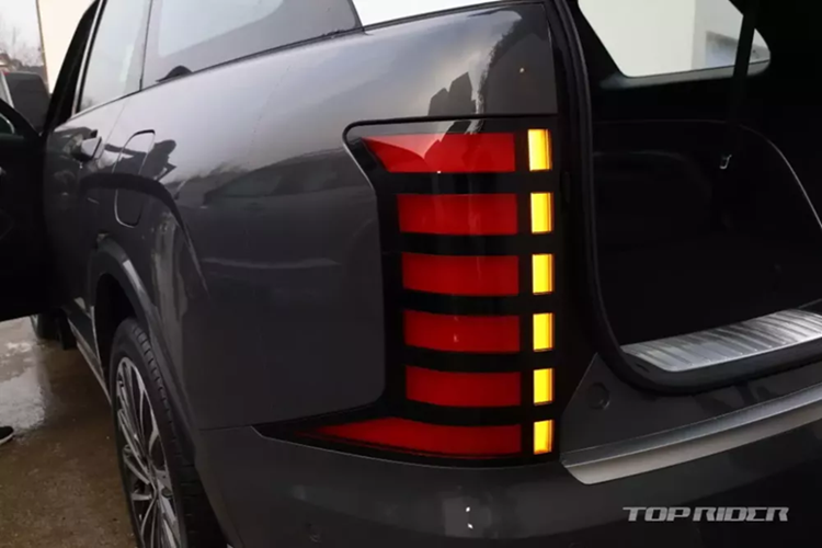 Cuối cùng là những trang bị an toàn như phanh khẩn cấp tự động có thể phát hiện xe cắt mặt hoặc đang đến từ làn đối diện. Hệ thống kiểm soát hành trình thích ứng dựa trên định vị, tự động giảm tốc khi đến khúc cua; hỗ trợ đưa xe vào giữa làn đường; hỗ trợ chuyển làn đường...