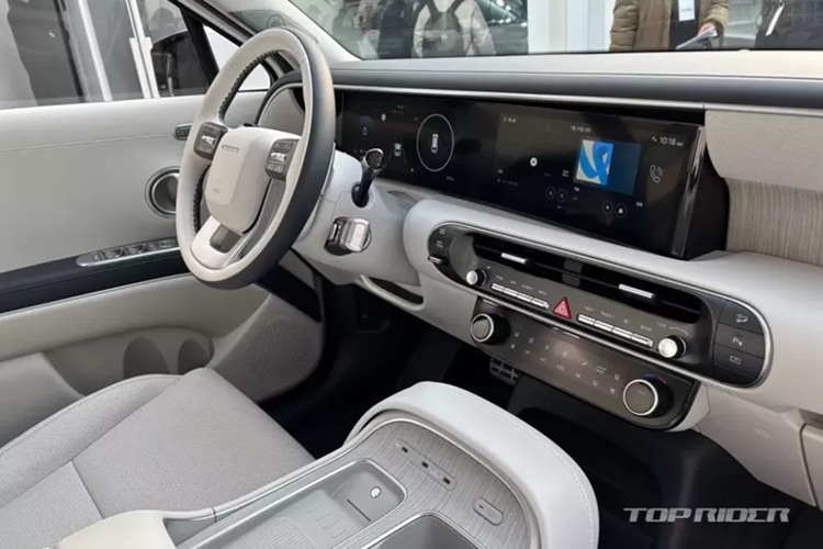 Nằm bên dưới nắp ca-pô của Hyundai Palisade 2025 là 2 loại động cơ mới. Đầu tiên là động cơ xăng 4 xi-lanh, tăng áp, dung tích 2.5L, sản sinh công suất tối đa 218 mã lực và mô-men xoắn cực đại 422 Nm. Động cơ kết hợp với hộp số tự động 8 cấp, tiêu thụ lượng xăng trung bình 9,7 km/lít (khoảng 10,3 lít/100 km).