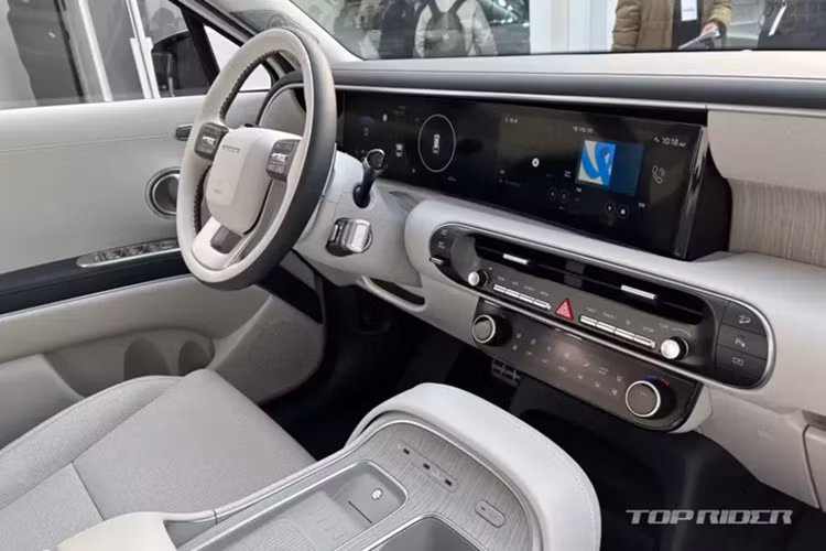 Nằm bên dưới nắp ca-pô của Hyundai Palisade 2025 là 2 loại động cơ mới. Đầu tiên là động cơ xăng 4 xi-lanh, tăng áp, dung tích 2.5L, sản sinh công suất tối đa 218 mã lực và mô-men xoắn cực đại 422 Nm. Động cơ kết hợp với hộp số tự động 8 cấp, tiêu thụ lượng xăng trung bình 9,7 km/lít (khoảng 10,3 lít/100 km).