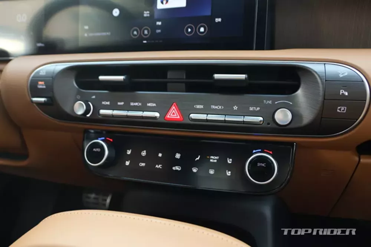 Thứ hai là hệ truyền động hybrid, bao gồm máy xăng tương tự như trên nhưng sản sinh công suất tối đa 262 mã lực và mô-men xoắn cực đại 353 Nm. Động cơ đi kèm với mô-tơ điện mạnh 73 mã lực/264 Nm, hộp số tự động 6 cấp và pin 1,65 kWh. Tổng cộng, xe sở hữu công suất tối đa 334 mã lực.