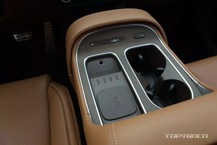 Lượng xăng tiêu thụ trung bình của xe là 13 km/lít (khoảng 7,69 lít/100 km). Với bình xăng 72 lít, Hyundai Palisade 2025 phiên bản hybrid có thể chạy được quãng đường tối đa hơn 1.000 km.