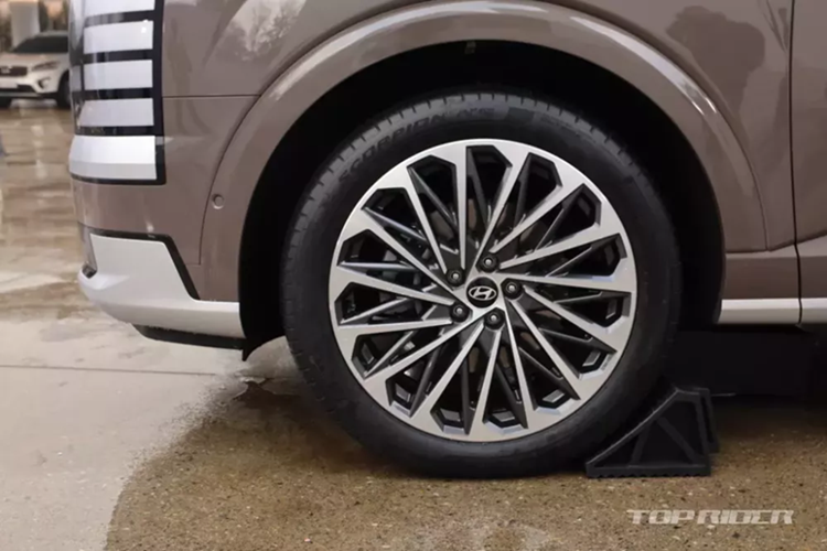 Đèn hậu nằm dọc mới với tạo hình bên trong tương đồng với đèn pha, cánh gió mui, cản sau mới đi kèm ốp màu bạc cũng được bổ sung cho xe. Bên trong Hyundai Palisade 2025 là 3 cấu hình nội thất, bao gồm 7 chỗ, 8 chỗ và 9 chỗ.