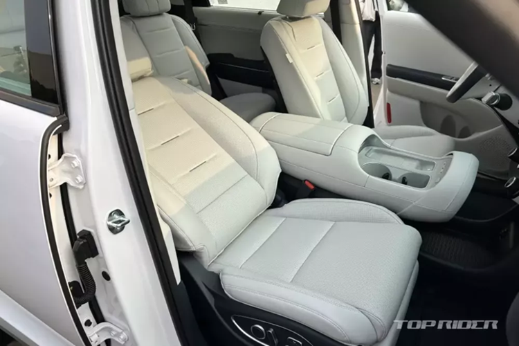 Ở phiên bản 7 chỗ, Hyundai Palisade 2025 được trang bị 2 ghế thương gia ở giữa, có thể gập, trượt và ngả chỉnh điện. Hai ghế này còn có tính năng massage tùy chọn và nghiêng để tạo ra lối đi rộng hơn xuống hàng ghế cuối. Trong khi đó, hàng ghế thứ ba có thể trượt về phía trước, tăng thể tích khoang hành lý lên 615 lít.