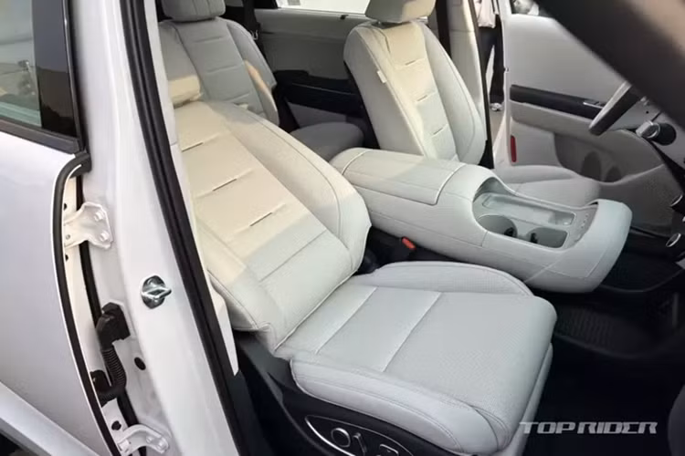 Ở phiên bản 7 chỗ, Hyundai Palisade 2025 được trang bị 2 ghế thương gia ở giữa, có thể gập, trượt và ngả chỉnh điện. Hai ghế này còn có tính năng massage tùy chọn và nghiêng để tạo ra lối đi rộng hơn xuống hàng ghế cuối. Trong khi đó, hàng ghế thứ ba có thể trượt về phía trước, tăng thể tích khoang hành lý lên 615 lít.