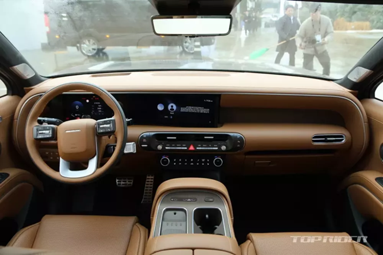 Những tính năng mới khác của mẫu SUV cỡ lớn này bao gồm camera hành trình tùy chọn có thể quay liên tục 4 ngày khi đỗ, hệ thống rửa camera lùi, máy quét vân tay để lưu các cài đặt cá nhân, thanh toán hoặc khởi động máy, hệ thống âm thanh Bose 14 loa, khóa kỹ thuật số Hyundai Digital Key 2 và hệ thống ra lệnh bằng giọng nói dựa trên trí thông minh nhân tạo AI.