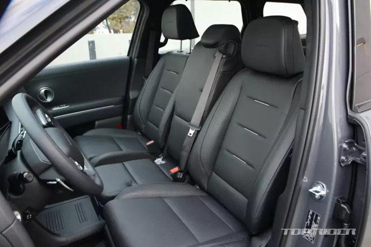 Trong đó, phiên bản 9 chỗ chỉ dành riêng cho thị trường Hàn Quốc và đi kèm hàng ghế trước với ghế ở giữa có thể gập lại thành bệ tì tay trung tâm. Nhờ thiết kế này, Hyundai Palisade 2025 bản 9 chỗ không chỉ có thể chạy vào làn dành cho xe buýt ở Hàn Quốc mà còn được ưu đãi thuế với khách hàng cá nhân và hoàn thuế VAT với doanh nghiệp.