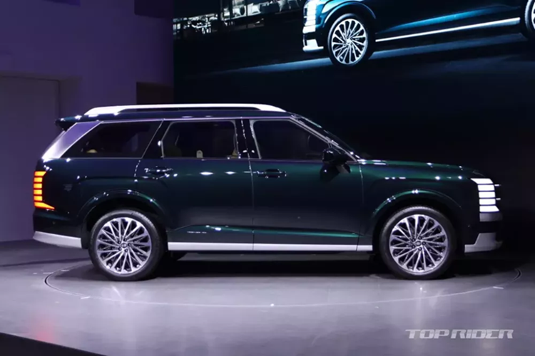 So với thế hệ cũ, Hyundai Palisade 2025 dài hơn 65 mm trong khi chiều dài cơ sở tăng 70 mm. Cụ thể, xe có kích thước dài x rộng x cao lần lượt 5.060 x 1.980 x 1.805 mm và chiều dài cơ sở 2.970 mm. Kích thước lớn hơn, cộng với khoảng cách từ cầu trước đến đầu xe và phần đuôi phía sau kéo dài giúp mẫu SUV này trông giống Range Rover.