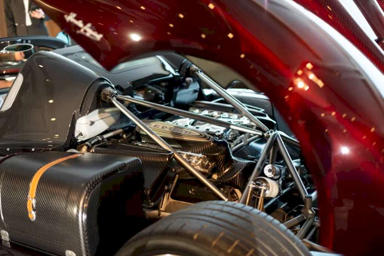 Pagani Utopia Roadster được trang bị động cơ V12 6.0L do AMG lắp ráp thủ công, sản sinh công suất 852 mã lực và mô-men xoắn 1.100 Nm. Đi kèm với đó là hộp số Xtrac 7 cấp và hệ dẫn động cầu sau. Mẫu hypercar này cũng được trang bị hệ thống treo chủ động và hệ thống cảm biến lốp xe điện tử Pirelli Cyber Tyre.