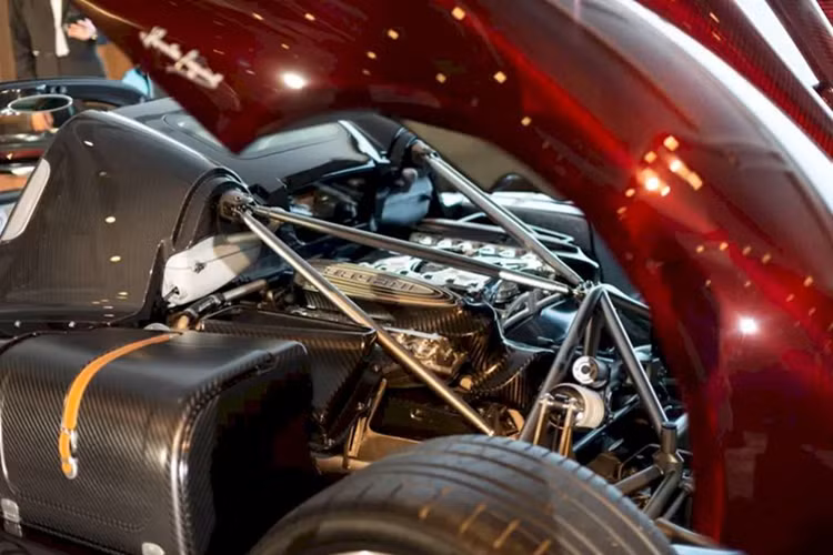 Pagani Utopia Roadster được trang bị động cơ V12 6.0L do AMG lắp ráp thủ công, sản sinh công suất 852 mã lực và mô-men xoắn 1.100 Nm. Đi kèm với đó là hộp số Xtrac 7 cấp và hệ dẫn động cầu sau. Mẫu hypercar này cũng được trang bị hệ thống treo chủ động và hệ thống cảm biến lốp xe điện tử Pirelli Cyber Tyre.