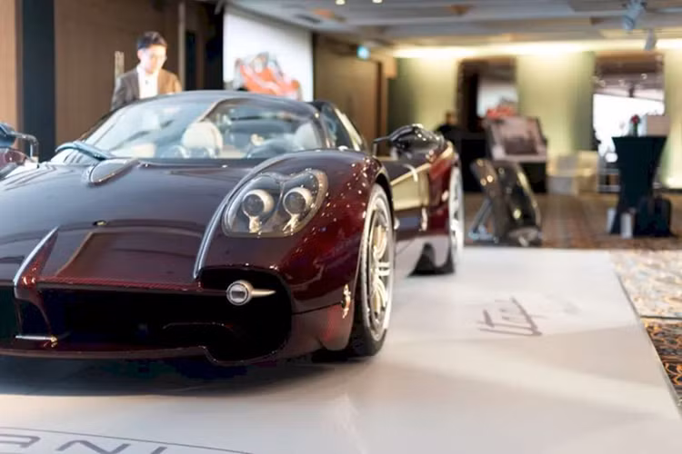 Công nghệ này tương thích với lốp Pirelli P Zero Corsa, Winter và Trofeo RS, cho phép truyền tải thông tin từ lốp xe đến hệ thống cân bằng điện tử và kiểm soát lực kéo. Theo công bố của thương hiệu xe Italy, mẫu xe mui trần này có số lượng giới hạn chỉ 130 chiếc trên toàn thế.